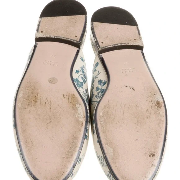 Gucci Blue and White Floral Loafers with Gold Ornament - Picture 4 of 4